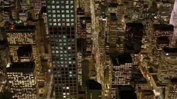 antenne visie van modern hoog stijgen gebouwen in nieuw york stad Bij nacht video