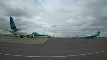 astana, Cazaquistão abril 28, 2017 - perron Astana internacional aeroporto tse, Visão a partir de embarque ônibus video