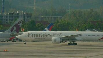 phuket, Tailandia noviembre 26, 2016 - emiratos boeing 777 a6 por ejemplo rodaje después aterrizaje a phuket internacional aeropuerto, temprano Mañana video