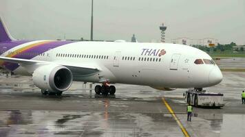 Bangkok, Tailândia novembro 11, 2017 - airbus a330 tailandês vias aéreas hs ter reboque antes saída em Suvarnabhumi aeroporto video