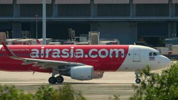 phuket, thailand november 28, 2016 - airasia flygbuss a320 hs bbg taxning efter landning till parkera på de terminal av phuket internationell flygplats. video