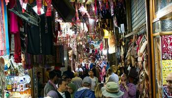 El Cairo Egipto marzo 18, 2023 el antiguo calle mercado. bazar de kan el-khalili, en El Cairo. Egipto foto
