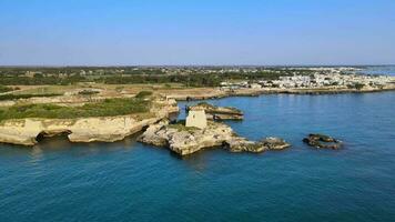 dévoilement le côtier splendeur, drone périple près grotte della poésie dans roca vecchia video