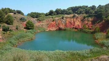 le vibrant paysage de d'otrante bauxite carrière video