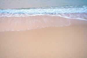 blanco espuma y marrón arena. a el mar de tailandia, vacío mar piso y playa con Copiar espacio foto