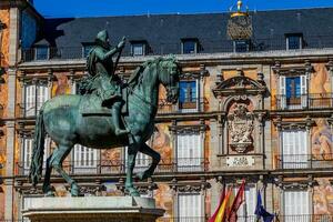 edificios en el principal cuadrado en Madrid capital de España foto