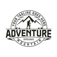 Clásico retro aventuras alpinista silueta sello aventuras al aire libre logo vector