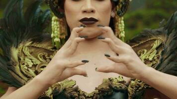 le visage de une sorcière portant maquillage et une noir couronne avec un mal expression video