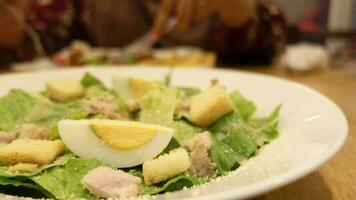 frisch Salat mit Scheibe von Ei und Grüner Salat auf Cafe Tabelle video
