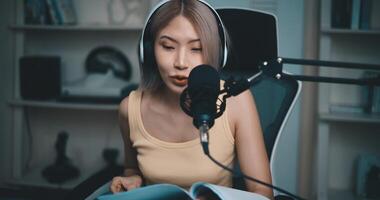 alegre joven podcaster utilizar micrófono durante en línea podcast en estudio foto