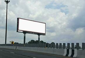 cartelera blanco para al aire libre publicidad póster a azul cielo. foto