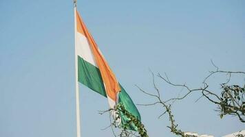 Indien-Flagge, die hoch am Connaught-Platz mit Stolz auf den blauen Himmel fliegt, Indien-Flagge flattert, indische Flagge am Unabhängigkeitstag und Tag der Republik Indien, Schuss nach oben geneigt, indische Flagge schwenkend, Har Ghar Tiranga video