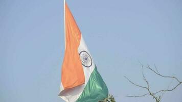 Indien-Flagge, die hoch am Connaught-Platz mit Stolz auf den blauen Himmel fliegt, Indien-Flagge flattert, indische Flagge am Unabhängigkeitstag und Tag der Republik Indien, Schuss nach oben geneigt, indische Flagge schwenkend, Har Ghar Tiranga video