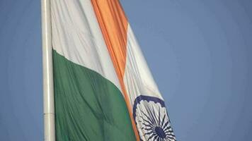 Indien-Flagge, die hoch am Connaught-Platz mit Stolz auf den blauen Himmel fliegt, Indien-Flagge flattert, indische Flagge am Unabhängigkeitstag und Tag der Republik Indien, Schuss nach oben geneigt, indische Flagge schwenkend, Har Ghar Tiranga video