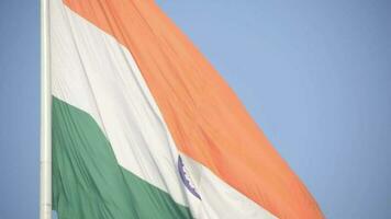 Indien-Flagge, die hoch am Connaught-Platz mit Stolz auf den blauen Himmel fliegt, Indien-Flagge flattert, indische Flagge am Unabhängigkeitstag und Tag der Republik Indien, Schuss nach oben geneigt, indische Flagge schwenkend, Har Ghar Tiranga video