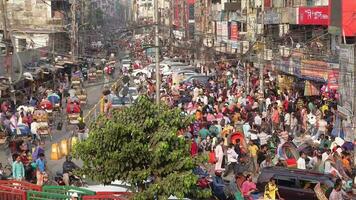 daca, Bangladesh 24 pode 2021 .pessoas e tráfego comovente dentro lotado cidade video