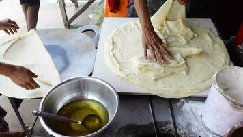 framställning chapati i en lokal- affär i bangladesh video