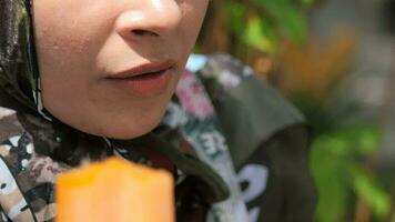 joven mujer comiendo chocolate sabor hielo crema video