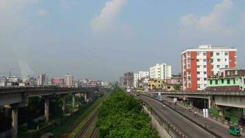 hoge hoekmening van de residentiële en financiële gebouwen van de stad dhaka op zonnige dag video