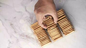 recoger a mano galletas dulces en la mesa de madera video