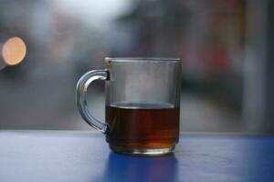 un vaso de caliente té en un antecedentes en el Mañana. foto