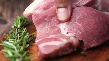 close-up de carne crua em uma tábua em uma tábua de cortar video