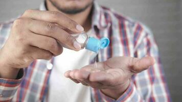 jong Mens gebruik makend van ontsmettingsmiddel vloeistof voor voorkomen corona virus video