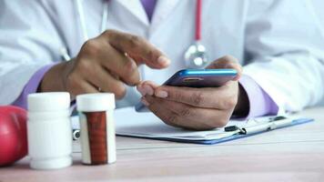 medico in camice bianco utilizzando uno smartphone video