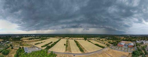 zumbido panorama de un amenazante nube de tormenta terminado el zona de frankfurt aeropuerto foto