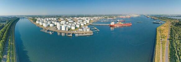 panorámico zumbido imagen desde Puerto Rotterdam con grande transporte buques foto