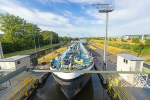 imagen de un interior transporte Embarcacion en un bloquear en el río principal cerca frankfurt foto