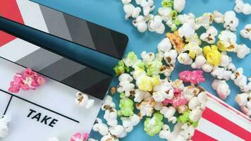 filmklappbräda och popcorn på blå bakgrund video