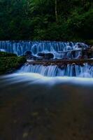 hermosa ver de cascada, agua fluir en río con cascada ver foto