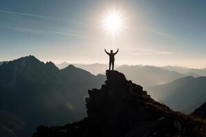 hombre en parte superior de el acantilado a puesta de sol cielo generativo ai foto