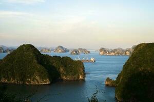 puesta de sol decir ah largo bahía Vietnam foto