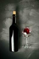 rojo vino botella en un de madera antecedentes foto