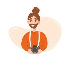 sonriente fotógrafo. joven contento hombre con barba participación cámara. vector personaje en plano dibujos animados estilo aislado en blanco antecedentes