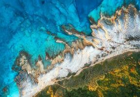 aéreo ver de azul mar, rocas en claro agua, playa, verde arboles foto