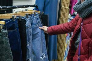 mujer comprando pantalones foto