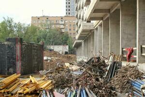 pila de materiales de construcción de tuberías metálicas, perfiles de hierro, varillas de acero para andamios en un sitio de construcción. renovación, planificación, reparación de casa civil moderna. concepto de ciudad de mejora del desarrollo foto