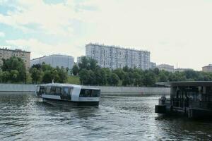 aquabus barco en moskva río. eléctrico Embarcacion a Moscú público transporte. ecológico tecnología. verde energía en ciudad ruta. diario pasajero transportar servicio. Moscú, Rusia - junio 22, 2023. foto