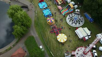 alto angolo metraggio di pubblico luna park tenuto a guerra pubblico parco di luton con gratuito accesso per musulmano Comunità su islamico santo eid Festival giorno. catturato con di droni telecamera su luglio 2°, 2023 video