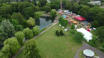 alto angolo metraggio di pubblico luna park tenuto a guerra pubblico parco di luton con gratuito accesso per musulmano Comunità su islamico santo eid Festival giorno. catturato con di droni telecamera su luglio 2°, 2023 video