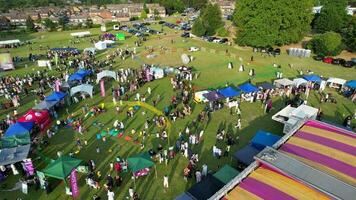 hög vinkel antal fot av offentlig tivoli hölls på lewsey offentlig parkera av luton med fri tillgång för muslim gemenskap på islamic helig eid festival dag. fångad med drönare kamera på juni 29:e, 2023 video