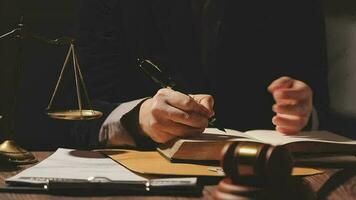 rättvisa och lag koncept.manlig domare i en rättssal med klubban, arbetar med, dator och dockningstangentbord, glasögon, på bordet i morgonljus video