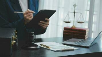 rättvisa och lag koncept.manlig domare i en rättssal med klubban, arbetar med, dator och dockningstangentbord, glasögon, på bordet i morgonljus video