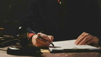 rättvisa och lag koncept.manlig domare i en rättssal med klubban, arbetar med, dator och dockningstangentbord, glasögon, på bordet i morgonljus video