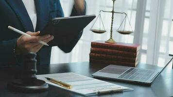 rättvisa och lag koncept.manlig domare i en rättssal med klubban, arbetar med, dator och dockningstangentbord, glasögon, på bordet i morgonljus video