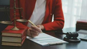 rättvisa och lag koncept.manlig domare i en rättssal med klubban, arbetar med, dator och dockningstangentbord, glasögon, på bordet i morgonljus video