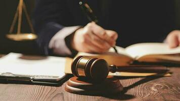 rättvisa och lag koncept.manlig domare i en rättssal med klubban, arbetar med, dator och dockningstangentbord, glasögon, på bordet i morgonljus video